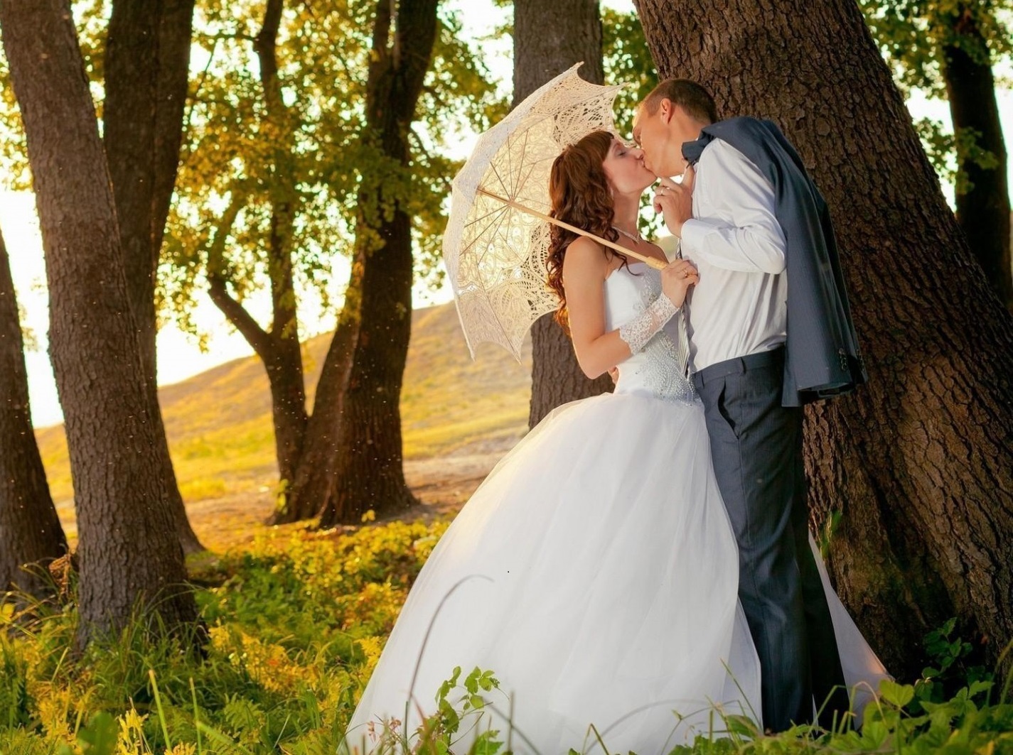 Ihr Hochzeitsredner - Freie Trauung Berlin - Brautpaar unter Baum